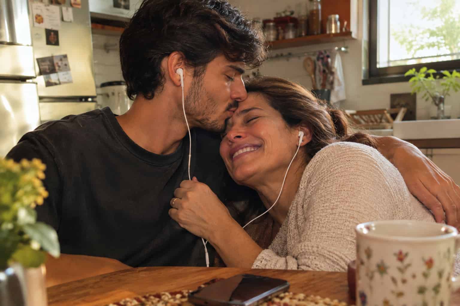Casal emocionado ouvindo música juntos