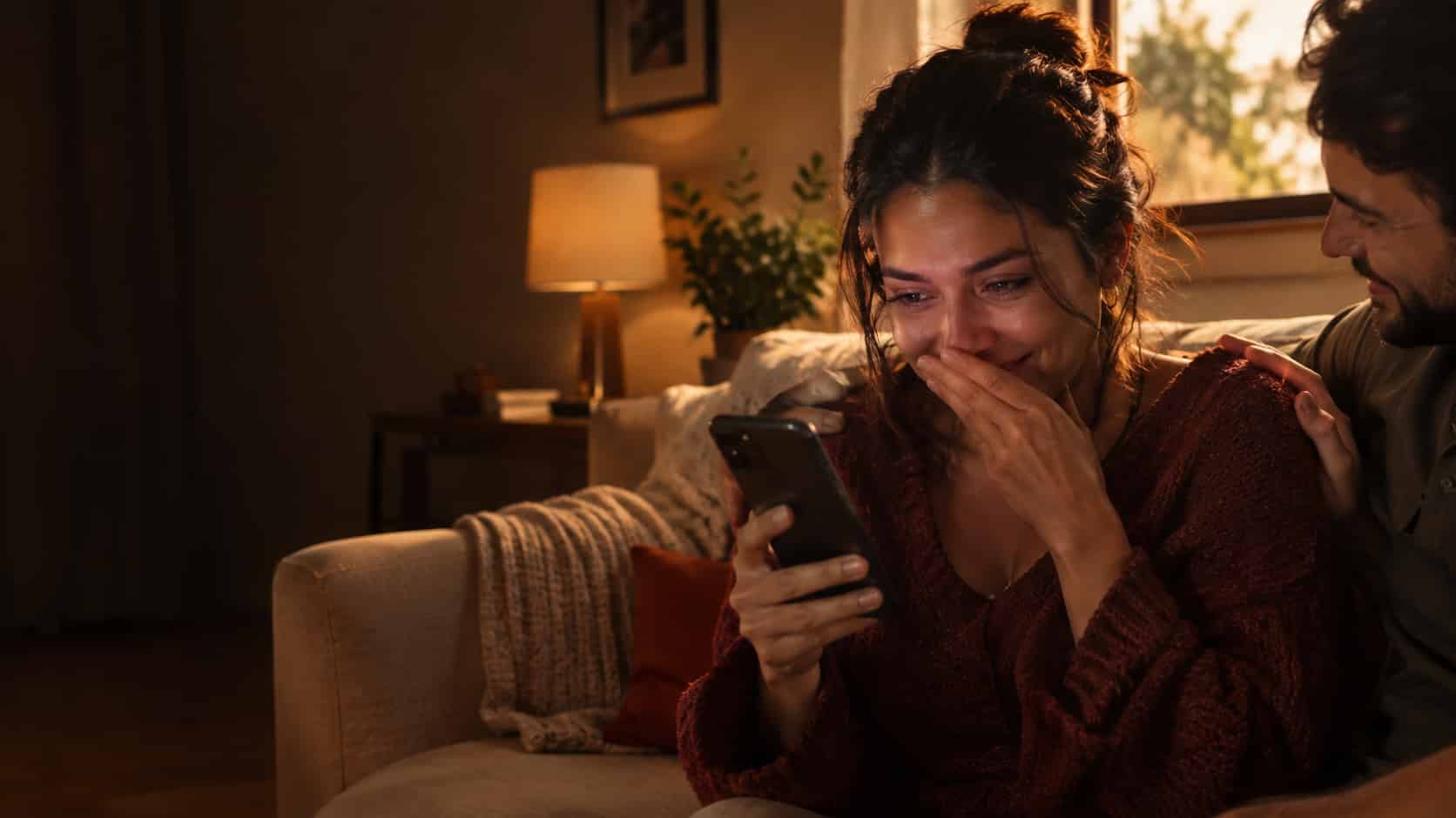 Mulher emocionada ouvindo música no celular